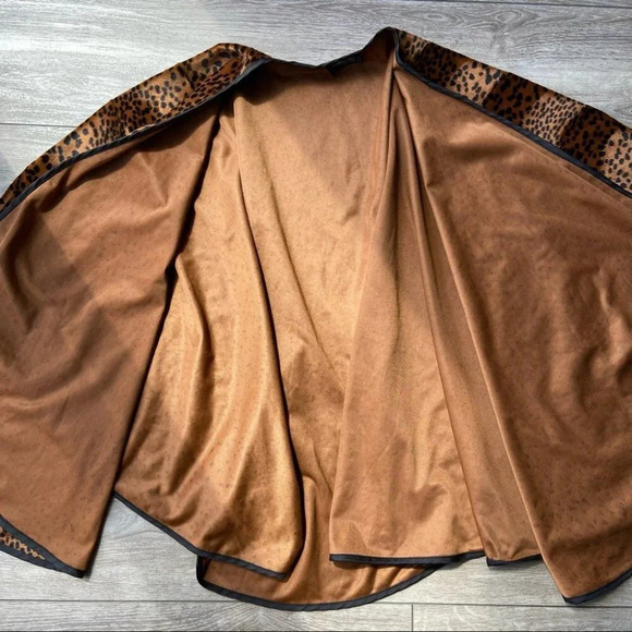 Marallis Collection  Leopard Print Poncho Cape - Picture 11 of 11